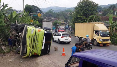 Sebuah Truk Tangki Jungkir di Ruas Jalan Sukabumi - Bogor