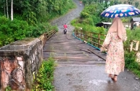 Lili Kades Situmulya : Jembatan Ciater Penghubung Empat Desa Kondisinya Memperihatinkan