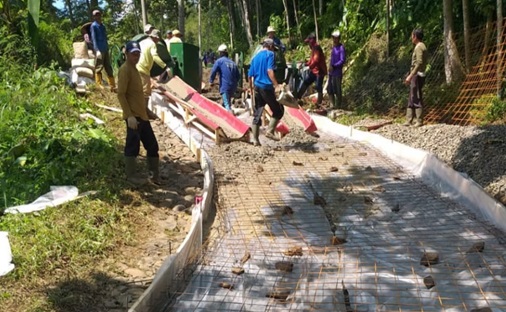 Warga Minta Transparan : Pembangunan Jalan Poros Desa Tidak Ada PIP