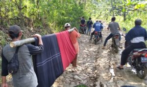 Akibat Jalan Rusak : Arnah, Warga Desa Leuwibalang Habis Operasi dari Rumah Sakit Pulang Harus Ditandu