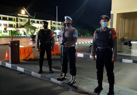Bidpropam Lakukan Pengawasan Terhadap Petugas Jaga Pintu Gerbang Masuk Polda Banten Pada Malam Hari