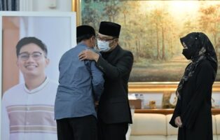 Kami Ikut Merasakan : Pelukan Hangat Walikota Sukabumi untuk Ridwan Kamil
