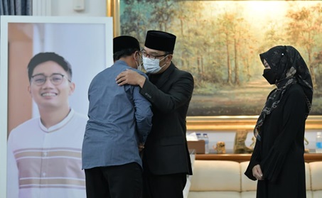 Kami Ikut Merasakan : Pelukan Hangat Walikota Sukabumi untuk Ridwan Kamil