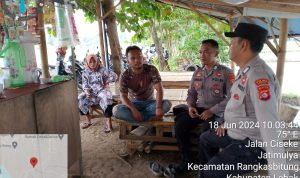 Anggota Polsek Rangkasbitung Polres Lebak Temui Pedagang Kopi di Wisata Kolam Renang BIM