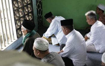 Bacalon Gubernur Banten Andra Soni Ziarah ke Makam Abuya Ibrahim di Malingping