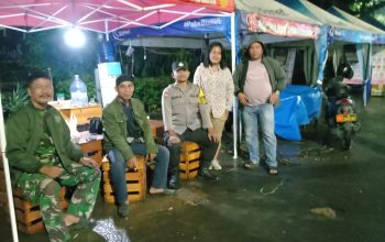 Anggota Polsek Rangkasbitung Polres Lebak Dan Babinsa Temui Panitia Bazar UMKM Di Alun-alun Rangkasbitung