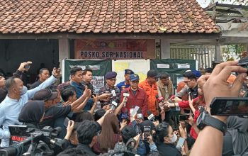 Wamen Komdigi Tinjau Posko SAR Gabungan Carita, Pastikan Pencarian Korban Kapal Aruphadatu 1 Berjalan Maksimal